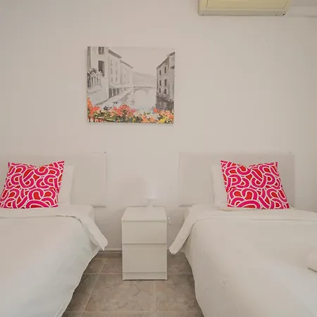 Apartment 3 Bedroom In The Heart Of Triana Seville